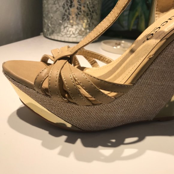 T strap vintage wedge sandals gold accents size 6 - Picture 1 of 10
